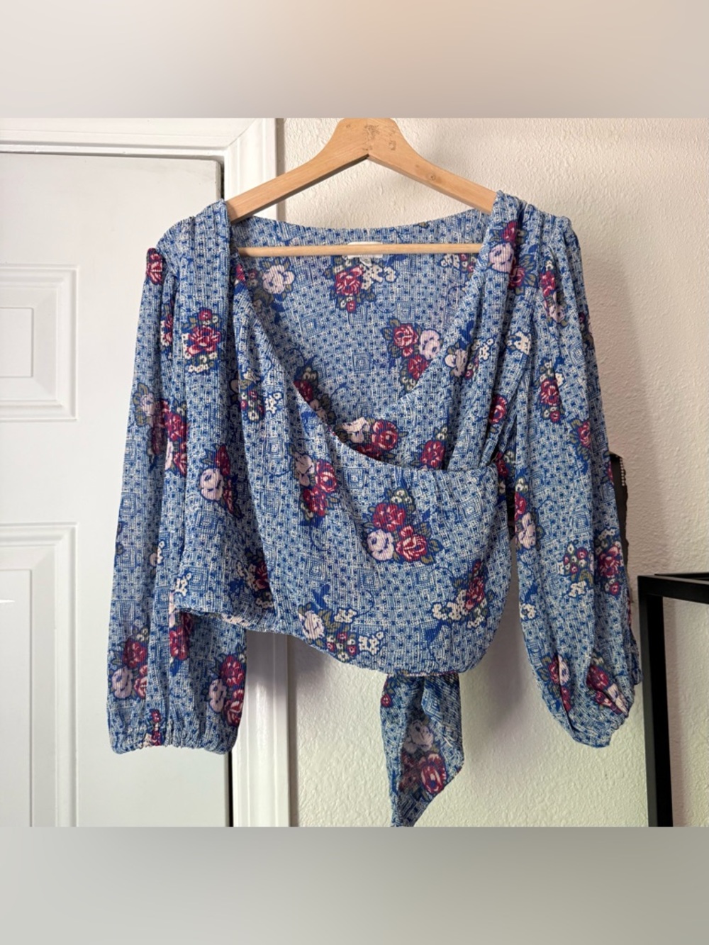 THE ODELLS blue floral textured knit wrap tie back puff long sleeve cropped top